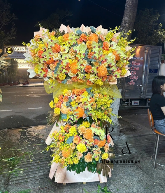 Kệ hoa chúc mừng hoa vàng