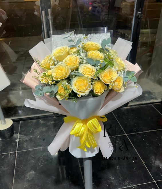 Bó hoa chúc mừng 20/10 tone vàng