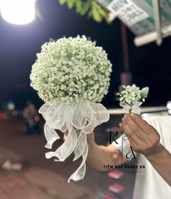 Hoa bi cầm tay cô dâu 