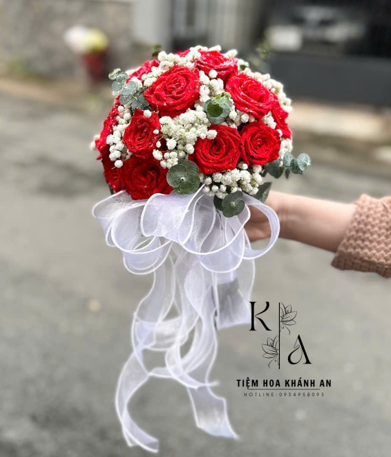 Hoa hồng đỏ cầm tay cô dâu 