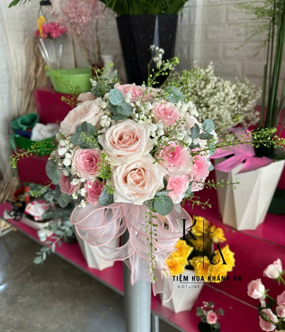 Hoa hồng cầm tay cô dâu 