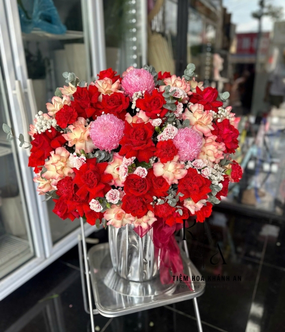 Giỏ hoa chúc mừng sinh nhật tone đỏ ở biên hòa
