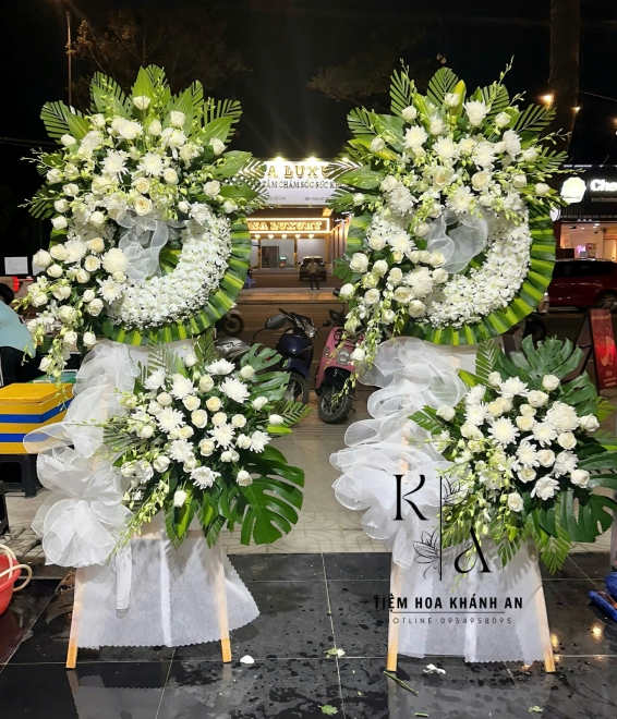 Hoa kính viếng ở biên hòa tone trắng