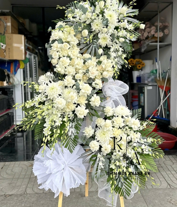 Kệ Hoa kính viếng ở biên hòa 3 tầng tone trắng