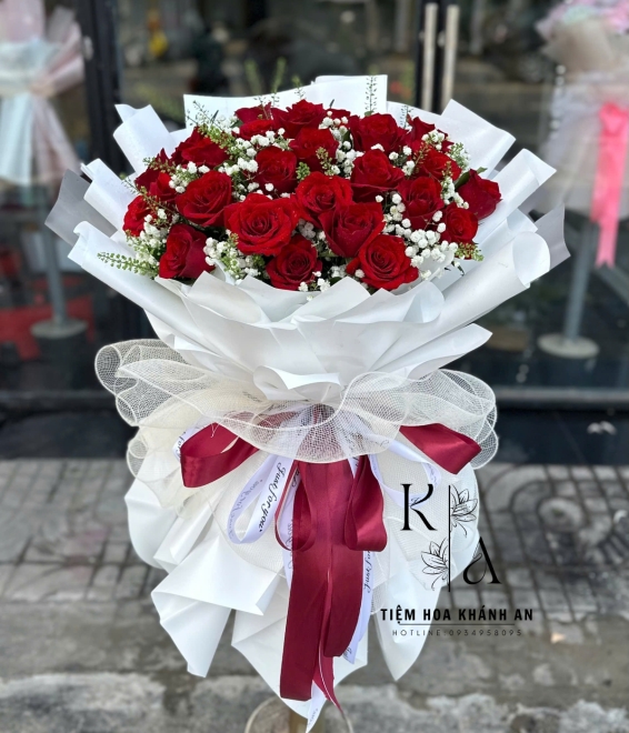 Mẫu bó hoa tươi chúc mừng siêu hot tone đỏ bó giấy trắng
