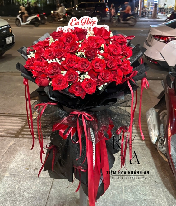 Mẫu bó hoa tươi tone đỏ -hot năm 2025