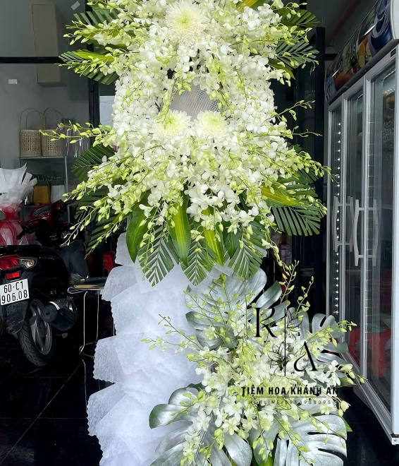 Kệ Hoa kính viếng ở biên hòa kệ hoa tone trắng 3 tầng