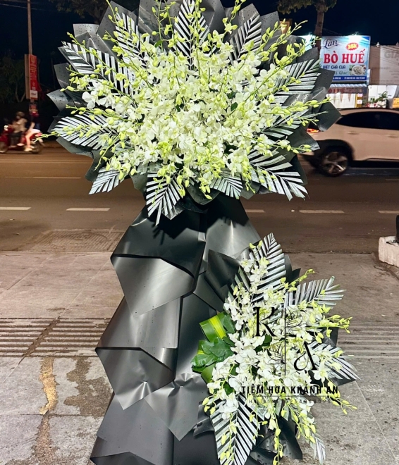 Kệ Hoa kính viếng ở biên hòa kệ hoa tone đen -giao hoa online
