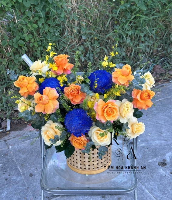 Giỏ hoa chúc mừng phối tone cam và xanh 