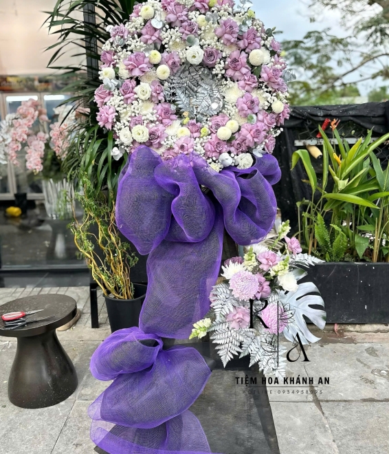 Kệ Hoa kính viếng tone tím mẫu đẹp
