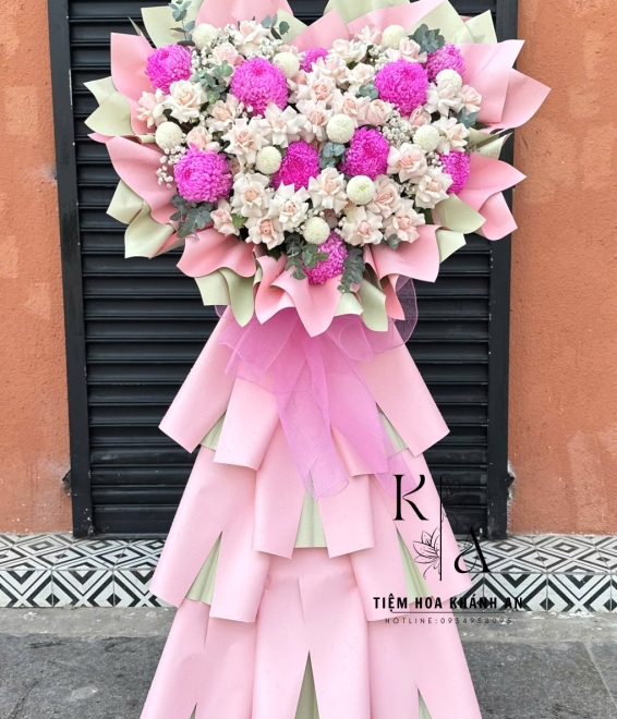 Kệ hoa khai trương tone hồng hình trái tim 