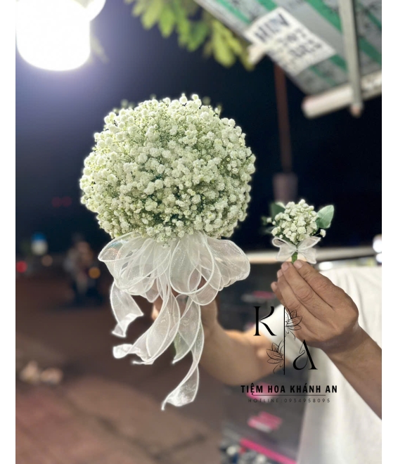 Hoa bi cầm tay cô dâu 