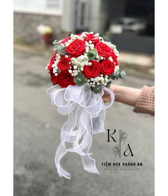 Hoa hồng đỏ cầm tay cô dâu 