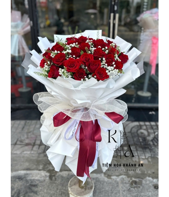 Mẫu bó hoa tươi chúc mừng siêu hot tone đỏ bó giấy trắng