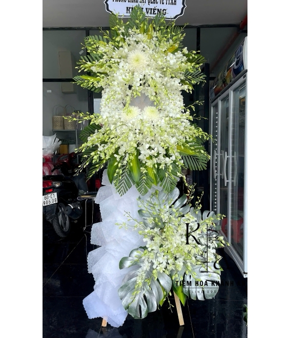 Kệ Hoa kính viếng ở biên hòa kệ hoa tone trắng 3 tầng