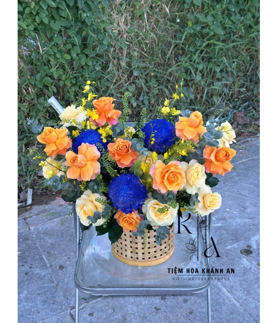 Giỏ hoa chúc mừng phối tone cam và xanh 